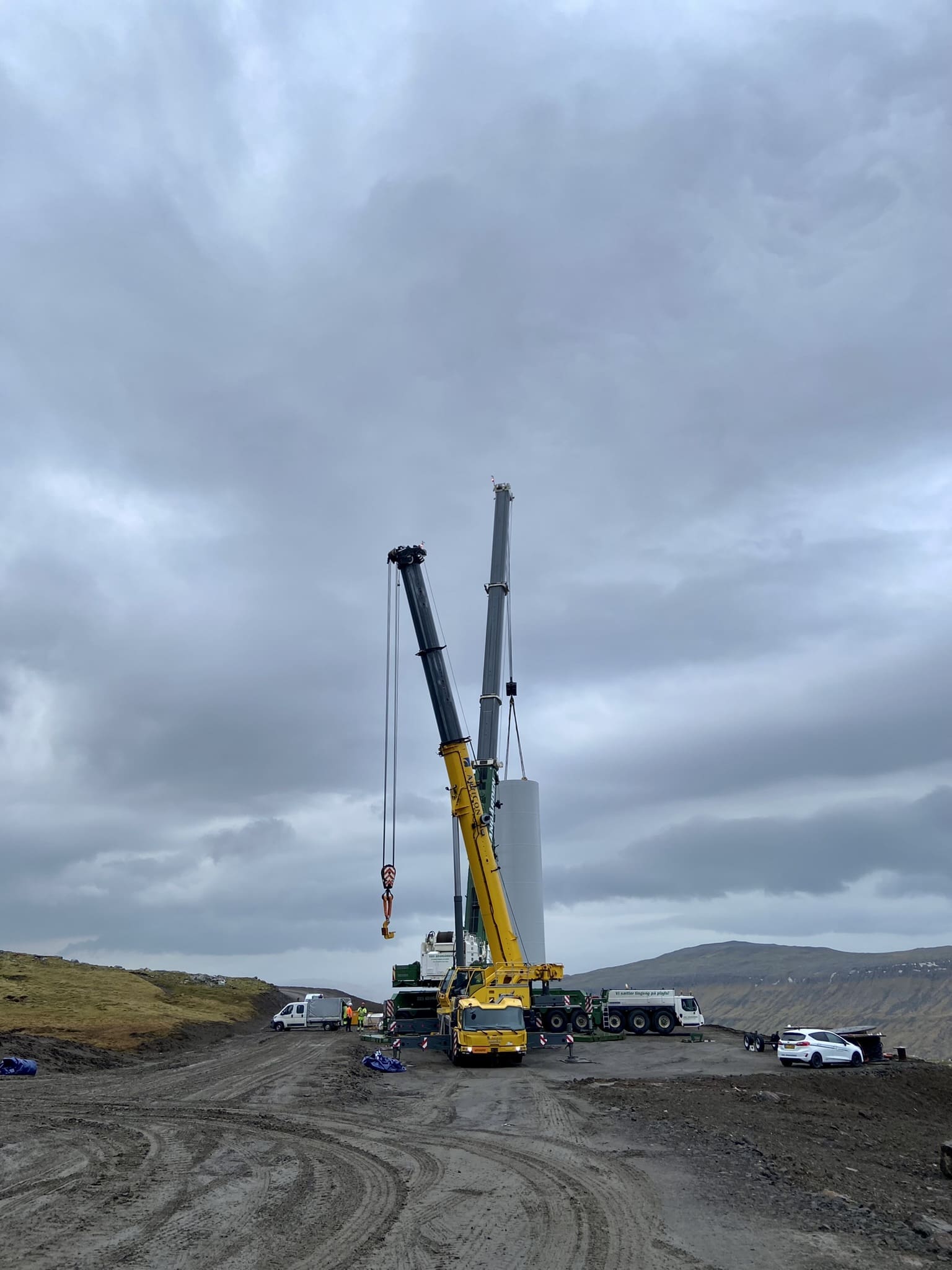 Fyrsta vindmyllan sett upp á Gellingarkletti